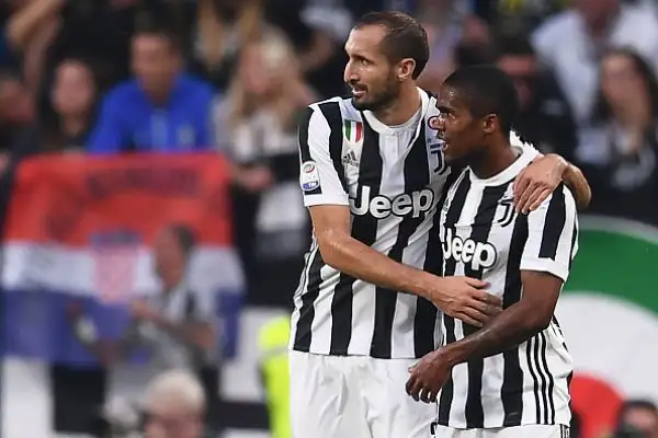 Grandi emozioni a Torino: la Juventus passa in vantaggio con Douglas Costa ma nella ripresa la Lazio ribalta il risultato con una doppietta di Immobile. Dybala sbaglia il rigore del pareggio.