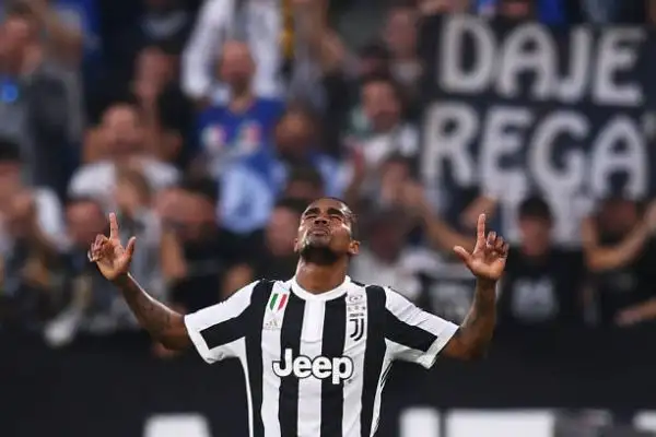 Grandi emozioni a Torino: la Juventus passa in vantaggio con Douglas Costa ma nella ripresa la Lazio ribalta il risultato con una doppietta di Immobile. Dybala sbaglia il rigore del pareggio.