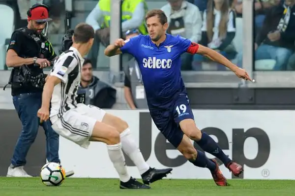 Grandi emozioni a Torino: la Juventus passa in vantaggio con Douglas Costa ma nella ripresa la Lazio ribalta il risultato con una doppietta di Immobile. Dybala sbaglia il rigore del pareggio.