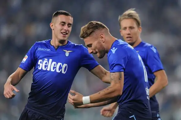 Grandi emozioni a Torino: la Juventus passa in vantaggio con Douglas Costa ma nella ripresa la Lazio ribalta il risultato con una doppietta di Immobile. Dybala sbaglia il rigore del pareggio.