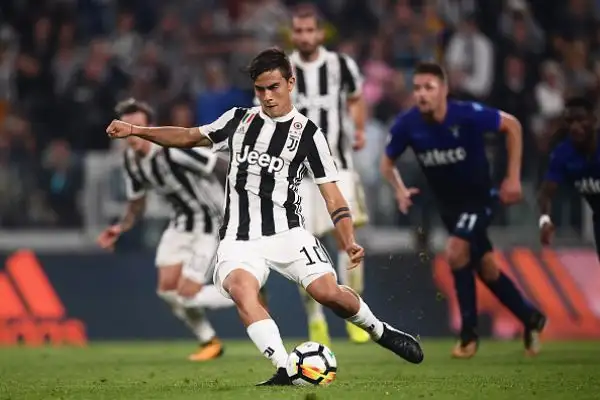 Grandi emozioni a Torino: la Juventus passa in vantaggio con Douglas Costa ma nella ripresa la Lazio ribalta il risultato con una doppietta di Immobile. Dybala sbaglia il rigore del pareggio.