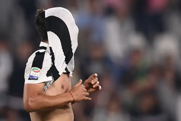 Grandi emozioni a Torino: la Juventus passa in vantaggio con Douglas Costa ma nella ripresa la Lazio ribalta il risultato con una doppietta di Immobile. Dybala sbaglia il rigore del pareggio.