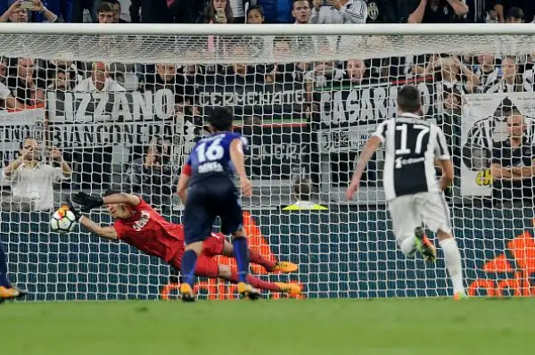 Grandi emozioni a Torino: la Juventus passa in vantaggio con Douglas Costa ma nella ripresa la Lazio ribalta il risultato con una doppietta di Immobile. Dybala sbaglia il rigore del pareggio.