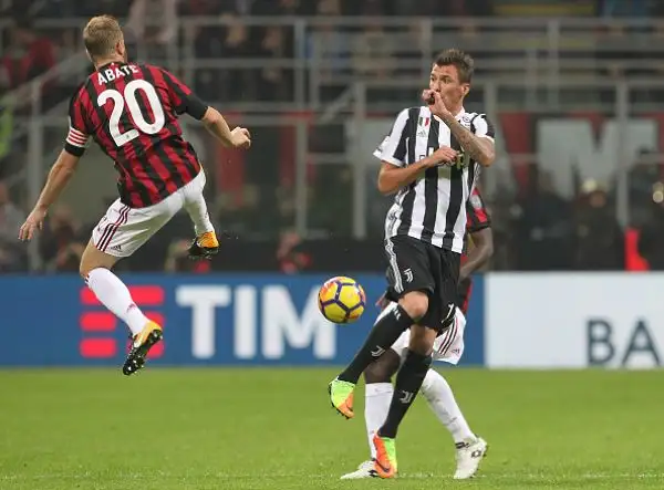 Il Milan parte bene ma due giocate letali di Higuain piegano i rossoneri che non hanno la forza di rieagire e non riescono più ad impensierire Buffon.