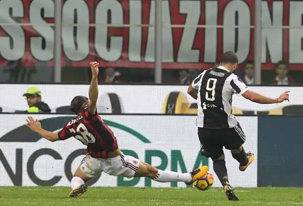 Il Milan parte bene ma due giocate letali di Higuain piegano i rossoneri che non hanno la forza di rieagire e non riescono più ad impensierire Buffon.