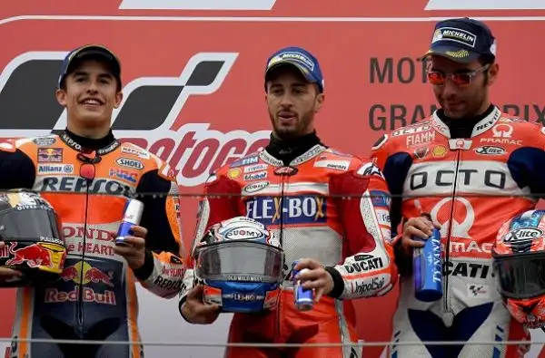 Dovizioso ha avuto la meglio dopo una bellissima battaglia fino agli ultimi metri sul suo principale rivale, lo spagnolo Marc Marquez con la Honda, sul podio anche Petrucci, quarto posto Iannone.