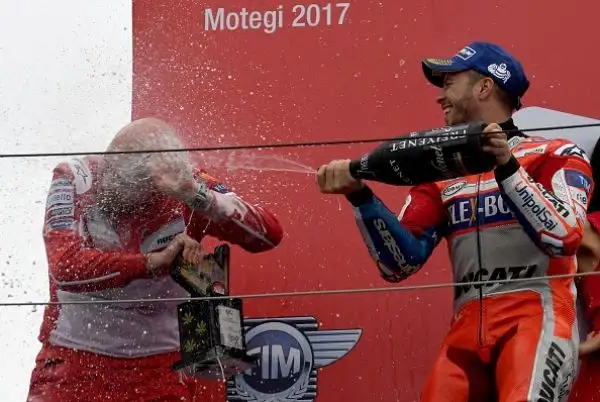 Dovizioso ha avuto la meglio dopo una bellissima battaglia fino agli ultimi metri sul suo principale rivale, lo spagnolo Marc Marquez con la Honda, sul podio anche Petrucci, quarto posto Iannone.