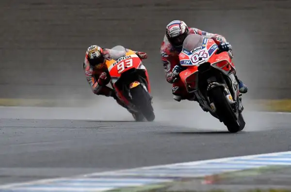 Dovizioso ha avuto la meglio dopo una bellissima battaglia fino agli ultimi metri sul suo principale rivale, lo spagnolo Marc Marquez con la Honda, sul podio anche Petrucci, quarto posto Iannone.