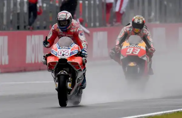 Dovizioso ha avuto la meglio dopo una bellissima battaglia fino agli ultimi metri sul suo principale rivale, lo spagnolo Marc Marquez con la Honda, sul podio anche Petrucci, quarto posto Iannone.
