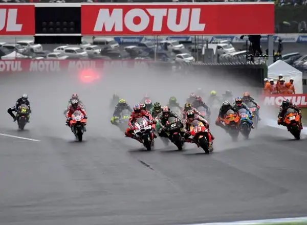 Dovizioso ha avuto la meglio dopo una bellissima battaglia fino agli ultimi metri sul suo principale rivale, lo spagnolo Marc Marquez con la Honda, sul podio anche Petrucci, quarto posto Iannone.