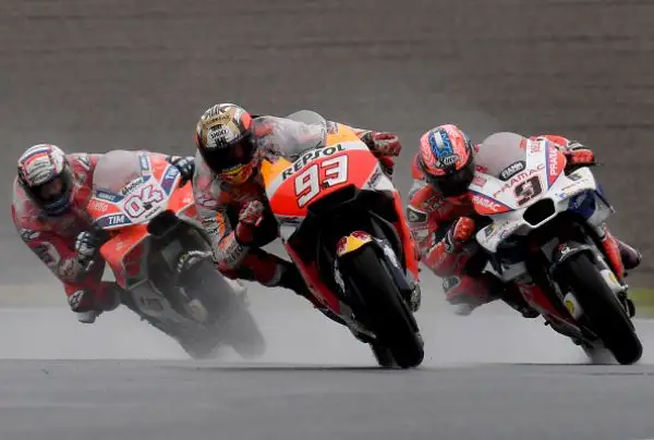 Dovizioso ha avuto la meglio dopo una bellissima battaglia fino agli ultimi metri sul suo principale rivale, lo spagnolo Marc Marquez con la Honda, sul podio anche Petrucci, quarto posto Iannone.
