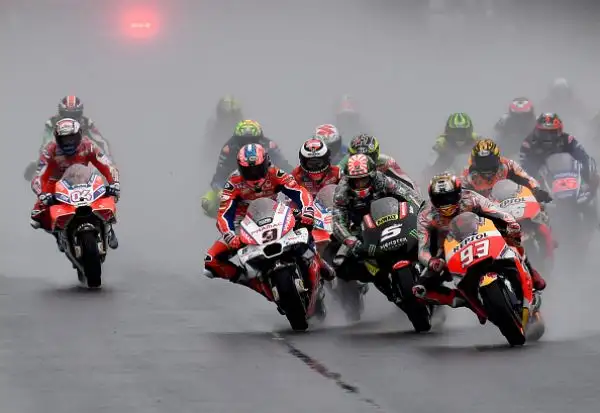 Dovizioso ha avuto la meglio dopo una bellissima battaglia fino agli ultimi metri sul suo principale rivale, lo spagnolo Marc Marquez con la Honda, sul podio anche Petrucci, quarto posto Iannone.