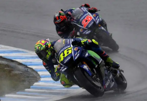 Dovizioso ha avuto la meglio dopo una bellissima battaglia fino agli ultimi metri sul suo principale rivale, lo spagnolo Marc Marquez con la Honda, sul podio anche Petrucci, quarto posto Iannone.