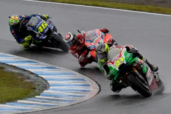 Dovizioso ha avuto la meglio dopo una bellissima battaglia fino agli ultimi metri sul suo principale rivale, lo spagnolo Marc Marquez con la Honda, sul podio anche Petrucci, quarto posto Iannone.