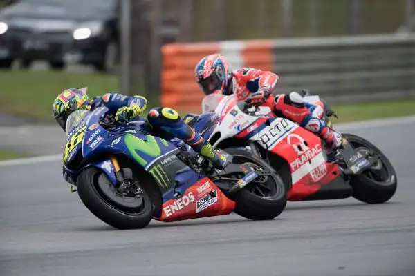 Il Dovi si mette alle spalle Lorenzo e Zarco. Solo quarto il leader della classifica generale Marc Marquez, ora a +21 su Dovizioso. Deludono le Yamaha ufficiali:  Rossi è settimo, Viñales nono.