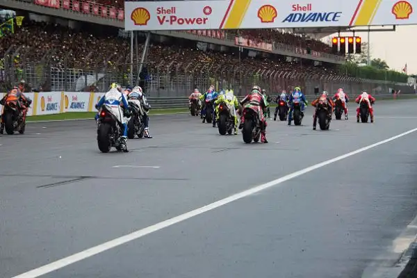 Il Dovi si mette alle spalle Lorenzo e Zarco. Solo quarto il leader della classifica generale Marc Marquez, ora a +21 su Dovizioso. Deludono le Yamaha ufficiali:  Rossi è settimo, Viñales nono.