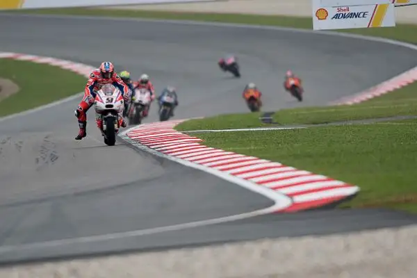 Il Dovi si mette alle spalle Lorenzo e Zarco. Solo quarto il leader della classifica generale Marc Marquez, ora a +21 su Dovizioso. Deludono le Yamaha ufficiali:  Rossi è settimo, Viñales nono.