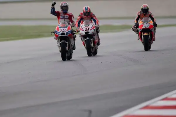 Il Dovi si mette alle spalle Lorenzo e Zarco. Solo quarto il leader della classifica generale Marc Marquez, ora a +21 su Dovizioso. Deludono le Yamaha ufficiali:  Rossi è settimo, Viñales nono.