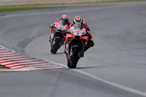Il Dovi si mette alle spalle Lorenzo e Zarco. Solo quarto il leader della classifica generale Marc Marquez, ora a +21 su Dovizioso. Deludono le Yamaha ufficiali:  Rossi è settimo, Viñales nono.