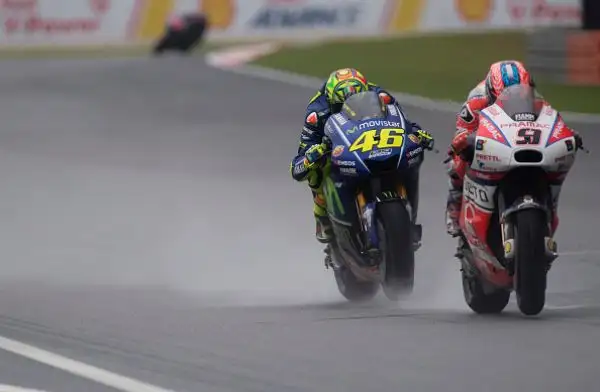 Il Dovi si mette alle spalle Lorenzo e Zarco. Solo quarto il leader della classifica generale Marc Marquez, ora a +21 su Dovizioso. Deludono le Yamaha ufficiali:  Rossi è settimo, Viñales nono.