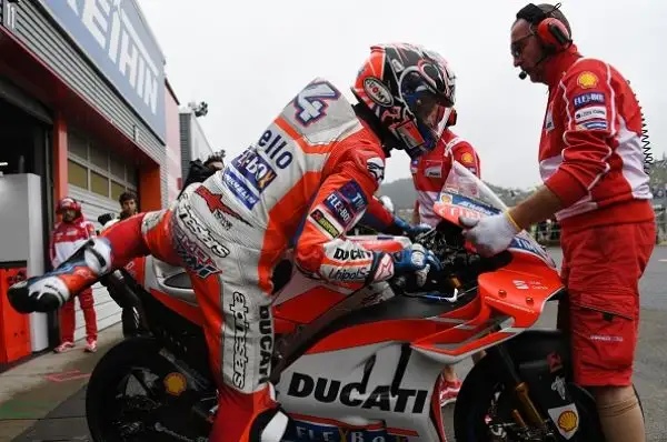 La pole position parla francese. Johann Zarco, a Motegi, dove domenica si correrà il Gran premio del Giappone delle MotoGp, scatterà davanti a Petrucci e a Marquez.
