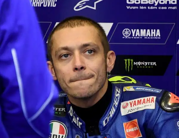 La pole position parla francese. Johann Zarco, a Motegi, dove domenica si correrà il Gran premio del Giappone delle MotoGp, scatterà davanti a Petrucci e a Marquez.