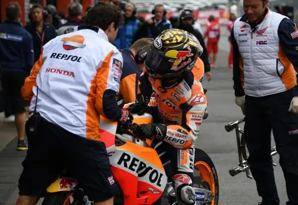 La pole position parla francese. Johann Zarco, a Motegi, dove domenica si correrà il Gran premio del Giappone delle MotoGp, scatterà davanti a Petrucci e a Marquez.