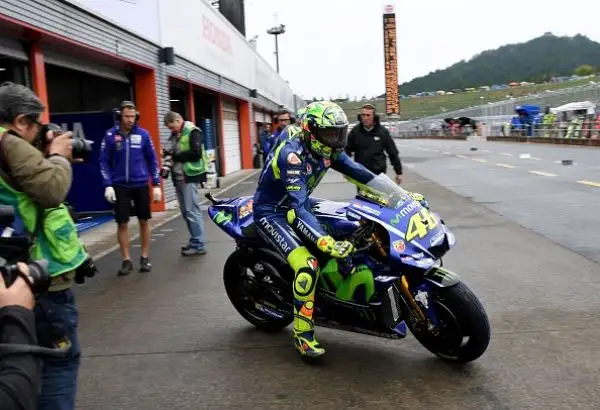 La pole position parla francese. Johann Zarco, a Motegi, dove domenica si correrà il Gran premio del Giappone delle MotoGp, scatterà davanti a Petrucci e a Marquez.