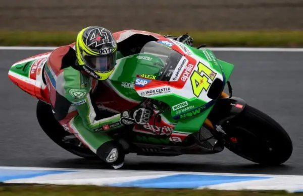 La pole position parla francese. Johann Zarco, a Motegi, dove domenica si correrà il Gran premio del Giappone delle MotoGp, scatterà davanti a Petrucci e a Marquez.