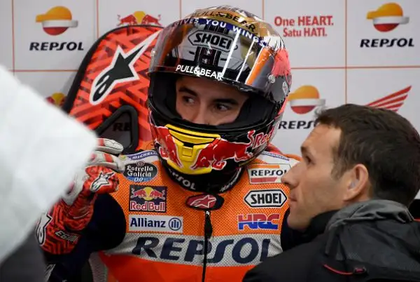La pole position parla francese. Johann Zarco, a Motegi, dove domenica si correrà il Gran premio del Giappone delle MotoGp, scatterà davanti a Petrucci e a Marquez.