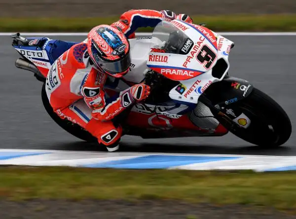 La pole position parla francese. Johann Zarco, a Motegi, dove domenica si correrà il Gran premio del Giappone delle MotoGp, scatterà davanti a Petrucci e a Marquez.