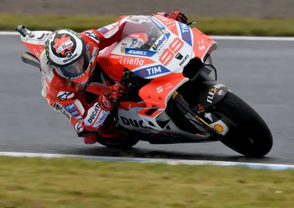 La pole position parla francese. Johann Zarco, a Motegi, dove domenica si correrà il Gran premio del Giappone delle MotoGp, scatterà davanti a Petrucci e a Marquez.