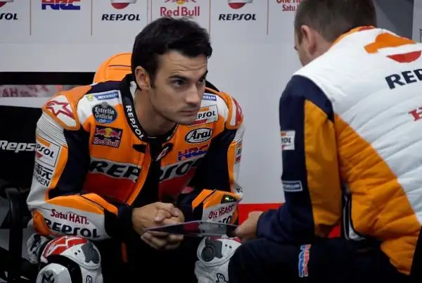La pole position parla francese. Johann Zarco, a Motegi, dove domenica si correrà il Gran premio del Giappone delle MotoGp, scatterà davanti a Petrucci e a Marquez.