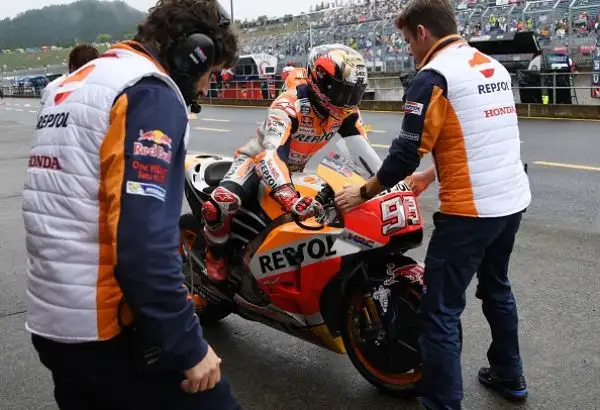 La pole position parla francese. Johann Zarco, a Motegi, dove domenica si correrà il Gran premio del Giappone delle MotoGp, scatterà davanti a Petrucci e a Marquez.