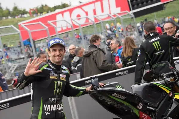 La pole position parla francese. Johann Zarco, a Motegi, dove domenica si correrà il Gran premio del Giappone delle MotoGp, scatterà davanti a Petrucci e a Marquez.