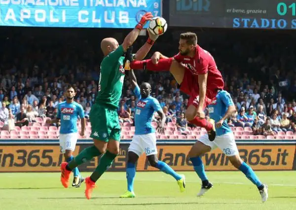 Il Napoli prende a pallonate il Cagliari al 'San Paolo': 3-0.