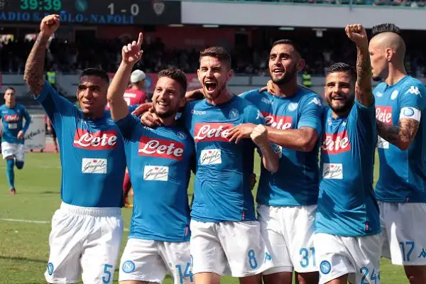 Il Napoli prende a pallonate il Cagliari al 'San Paolo': 3-0.