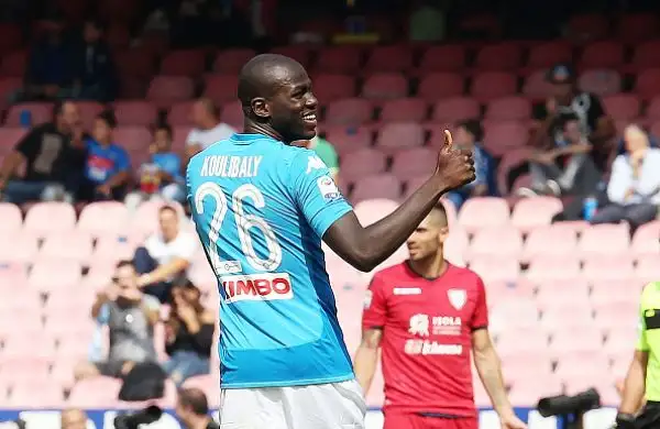 Il Napoli prende a pallonate il Cagliari al 'San Paolo': 3-0.