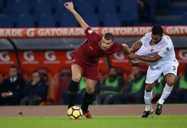 Una prodezzo di El Shaarawy, che sugli sviluppi di un calcio d'angolo calcia al volo e mette lapalla all'incrocio dei pali, la Roma conquista tre punti fondamentali per la rincorsa al primo posto.