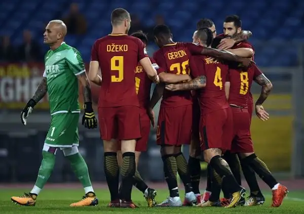 Vittoria di misura per la squadra di di Francesco contro i pitagorici grazie a un rigore di Perotti nel primo tempo.