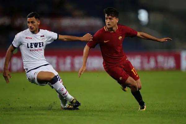 Vittoria di misura per la squadra di di Francesco contro i pitagorici grazie a un rigore di Perotti nel primo tempo.