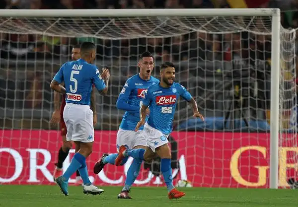 Serata da favola per il Napoli che vince il secondo anticipo dell'ottava giornata di serie A, 1-0 in casa della Roma, grazie ad un gol di Insigne, e vola a +5 in testa alla classifica.