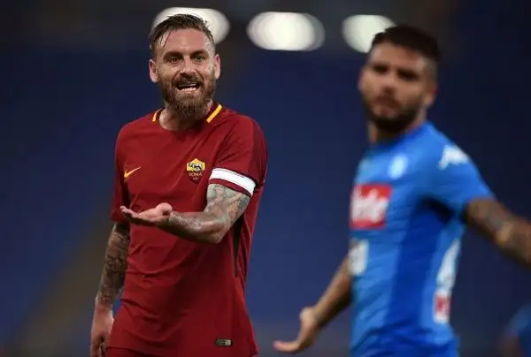 Serata da favola per il Napoli che vince il secondo anticipo dell'ottava giornata di serie A, 1-0 in casa della Roma, grazie ad un gol di Insigne, e vola a +5 in testa alla classifica.