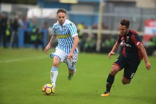 Un gol di Antenucci nella ripresa basta ai padroni di casa per assicurarsi l'intera posta in palio. Il Genoa cerca generosamente il pari ma la difesa spallina resiste.