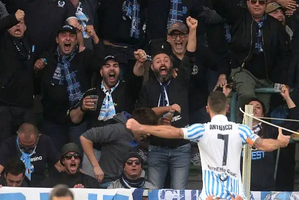 Un gol di Antenucci nella ripresa basta ai padroni di casa per assicurarsi l'intera posta in palio. Il Genoa cerca generosamente il pari ma la difesa spallina resiste.