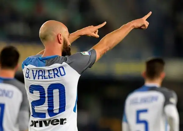 Pesantissima vittoria esterna dell'Inter, che si impone anche al Bentegodi con i gol di Borja Valero e Perisic dopo che Pazzini aveva trovato il pareggio scaligero su rigore assegnato dalla VAR.