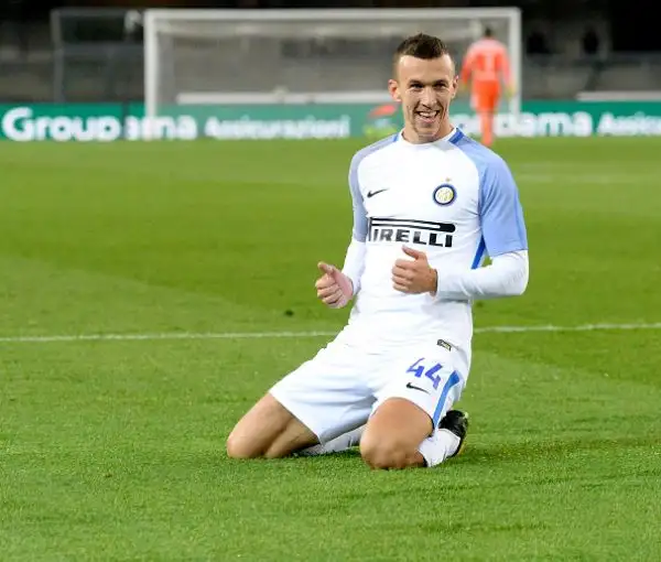 Pesantissima vittoria esterna dell'Inter, che si impone anche al Bentegodi con i gol di Borja Valero e Perisic dopo che Pazzini aveva trovato il pareggio scaligero su rigore assegnato dalla VAR.