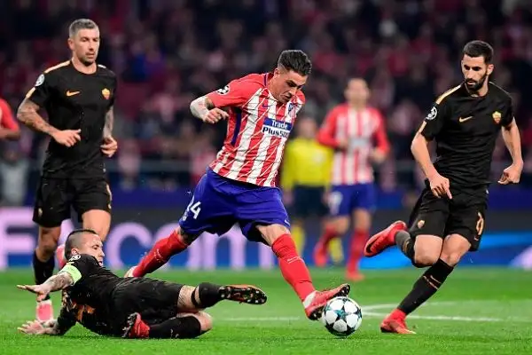 Gli spagnoli piegano la squadra di Di Franceco con le reti nel secondo tempo di Griezmann e Gameiro. La Roma ora ha due punti di vantaggio proprio sulla squadra di Madrid a una giornata dal termine.