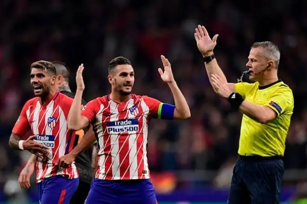 Gli spagnoli piegano la squadra di Di Franceco con le reti nel secondo tempo di Griezmann e Gameiro. La Roma ora ha due punti di vantaggio proprio sulla squadra di Madrid a una giornata dal termine.