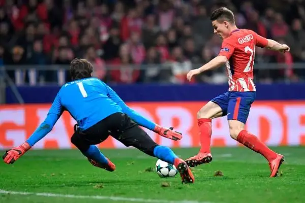 Gli spagnoli piegano la squadra di Di Franceco con le reti nel secondo tempo di Griezmann e Gameiro. La Roma ora ha due punti di vantaggio proprio sulla squadra di Madrid a una giornata dal termine.